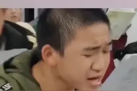 男生晨读十分投入，大汗淋漓，班主任：孩子从基础弱到稳居班上前三图片