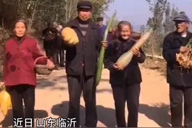 平均年龄80岁老人组团村头走秀 只为让在外打工的子女们看到后放心图片