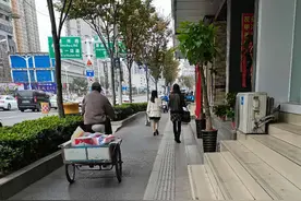合肥一人行道仅40厘米宽被市民吐槽 市政部门回应图片