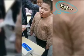 59秒｜男孩鱼嘴式蓄气吹肺活量 老师怕其漏气迅速上吹嘴视频封面