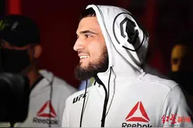 比赛中遭遇意外，UFC拳手左耳差点被对手撕掉图片