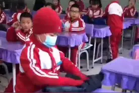 小男孩到学校第一件事，先整理好自己的衣物，网友：叠出专柜范儿图片