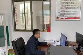 南召县城郊乡东庄村驻村第一书记熊道宏：用心浇筑扶贫路图片