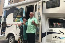 青岛一对夫妻成拆迁网红！手里9套房，开着房车游遍全国！这么多房子…咋来的图片