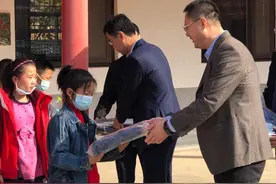 留学生走进莱山牵手山里娃图片
