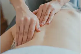 肩颈酸痛怎么办？别随意按摩！先用这4招来缓解图片