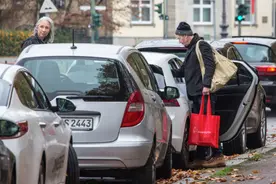 基努·里维斯和女友甜蜜约会 担挑夫男友力MAX图片