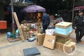 双十一快递高峰提前来临 一天到货上千件 加了员工还很忙图片
