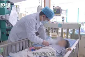 2岁男童吃了两粒巧克力，吃下后异常兴奋，频繁吐舌被送进重症监护室图片