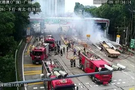 广深高速福永收费站：失控货车碰撞后起火图片