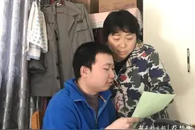 姑姑照料智障侄儿十余年，照片中侄儿的变化亮了图片