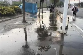 心疼！水管破裂漏水多日，自来水就这样白白浪费图片