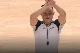 你怎么看？兰兹伯格后仰跳投踢到顾全 裁判吹罚违体犯规图片