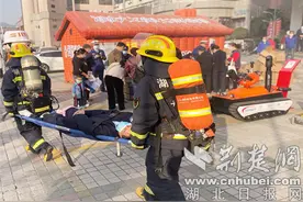 十堰张湾区开展119消防宣传月启动仪式暨建行十堰分行疏散逃生演练活动图片