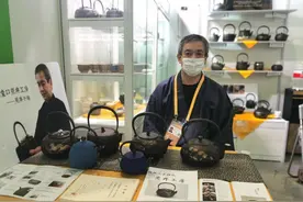 他是进博会最姗姗来迟的展商，闭幕前一天终于进馆，这位日本铁壶工匠想干啥？图片