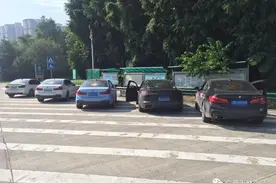 广西一接亲车队组团违法被查，司机问交警：婚车也要罚？图片