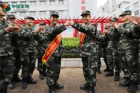 军营又来孪生兄弟！看他们这样上演“相爱相杀”图片