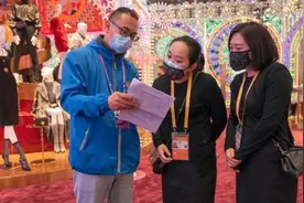 镶有约5000颗仿水晶的礼服，我们自驾2000多公里把它接来图片