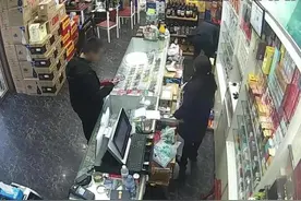 小伙买烟付款少个“0”民警迅速帮店家追回图片