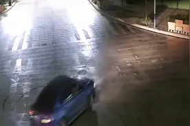 39秒丨男子酒后试驾新车 旋转漂移后加速撞上人行道视频封面