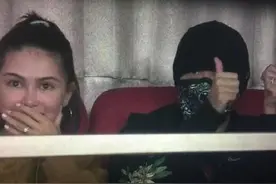 又撒狗粮！周杰伦昆凌合体看球赛 对镜头大方比V图片