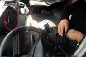 开车看一眼手机最少需3秒，假如时速60公里，3秒能行驶几米？他竟然还边开车边看剧图片