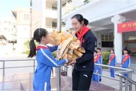 全国蹦床冠军回母校激励学弟学妹追求卓越图片