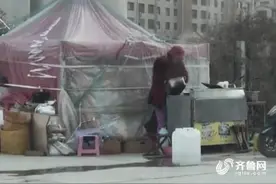 青岛桥下搭棚的母女搬到了临时安置点！当地将协助其申请低保等社会救助图片