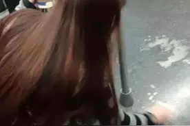 地铁上，小姐姐的一个动作火了！网友：必须赞图片