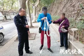 儿子带着老母亲往树上挂绳子，脚边还有个凳子……图片