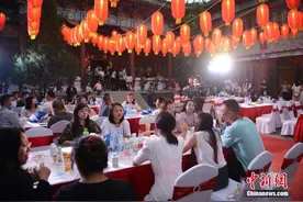 光棍节里看光棍：吃比住花得多，宅家最爱玩手机图片