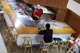 男子深夜就餐落泪，厨师一个小举动被拍下…看完很暖图片