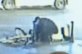 蹲点酒吧拉客！女子醉倒路边“摩的”司机伸贼手图片