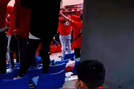 兴城失利后被刷屏的伤心小球迷找到了！他说，坚定了要当球员的决心图片