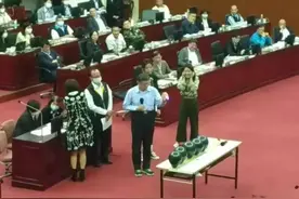 柯文哲拿镭射笔射穿一排气球，惊叹“这根本就是武器”图片