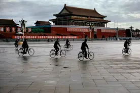 马格南摄影师布鲁诺·巴贝去世：用照片捕捉中国半个世纪里的颜色图片
