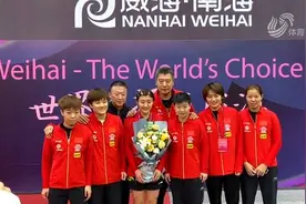 女乒世界杯陈梦胜孙颖莎夺冠 首次世界杯之旅捧杯图片