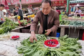 卖菜大叔摆出鲜花菜摊走红，网友：这是来自菜市场的浪漫图片