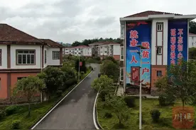 百县千村行（268）｜达州大竹县实施“双融合三靠近”让搬迁群众“搬得出、稳得住”图片