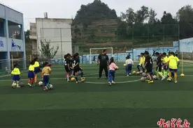 足球：射出九道拐图片