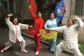 绸衣飘逸，扇舞翩跹，这项运动年过八十也痴迷图片
