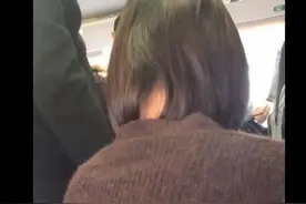 妈妈带娃坐动车让座反被骂，本人回应：因劝对方刷视频小点声被辱骂图片