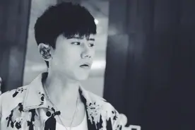 张杰发文回应表演时忘词 自侃被歌词“烫到嘴”图片