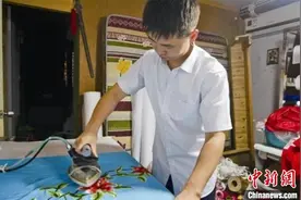 “80后”小伙的梨园金梦：加工戏剧服装宛如戏中人图片