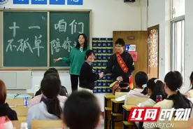 惊喜！班上唯一男生收获了全班41名女生的花式表白图片