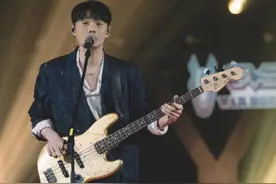 李荣浩提词器字大一个号 网友：特殊眼睛特殊对待图片