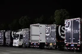 图集｜深夜中山快递转运场：你的宝贝都在这了图片