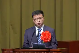 致敬战疫英雄丨胡军：社区干部与孩子隔窗相望 听着喊妈妈转身流泪视频封面