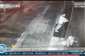 男子“缩骨功”钻门缝进店盗窃 作案目标：玻璃门只上U型锁图片