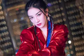 黄奕成功帮女儿追星易烊千玺 晒TO签和同框合照图片